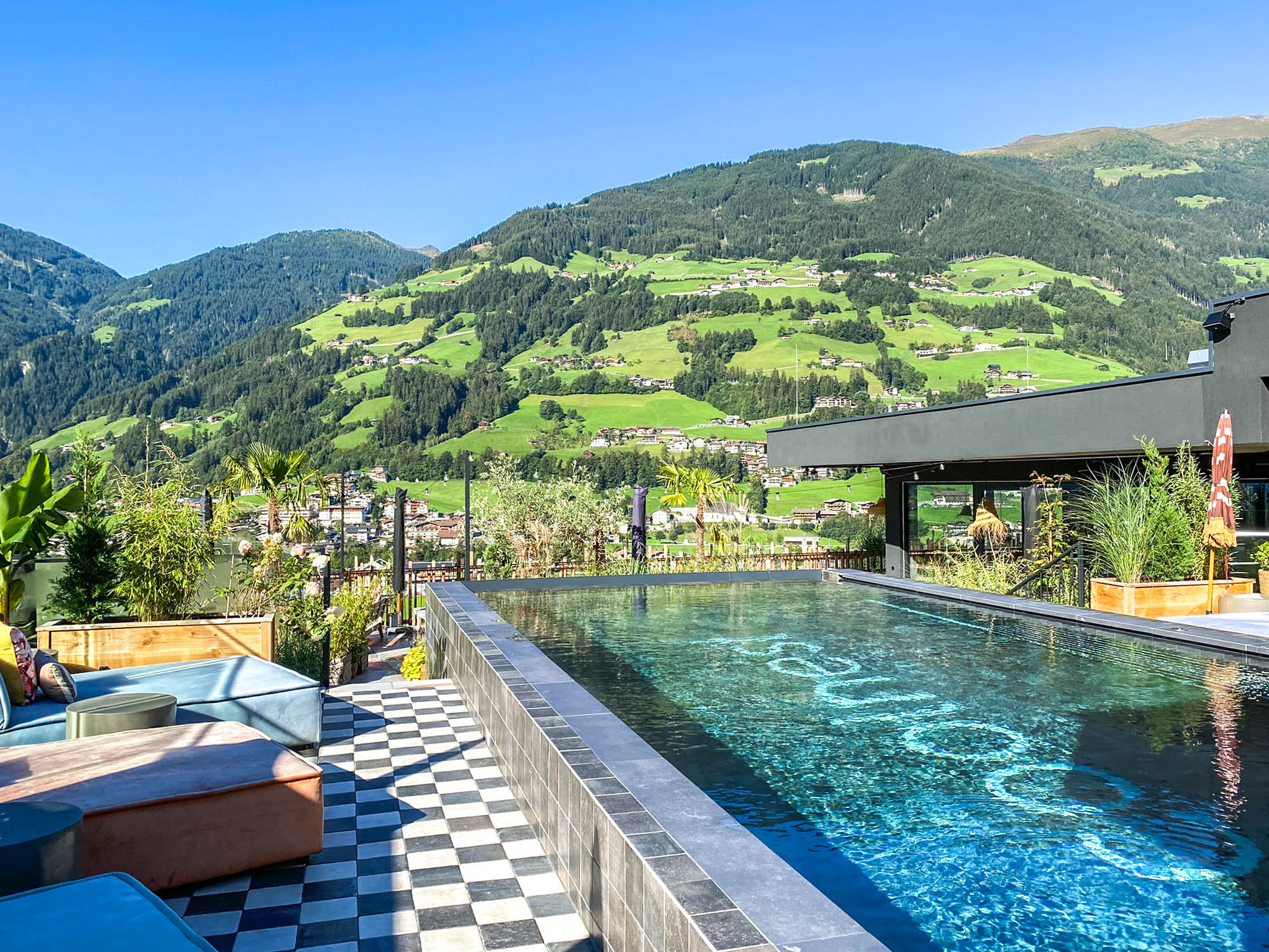 Coolnest Hotel Zillertal Rooftop Pool mit Bergblick